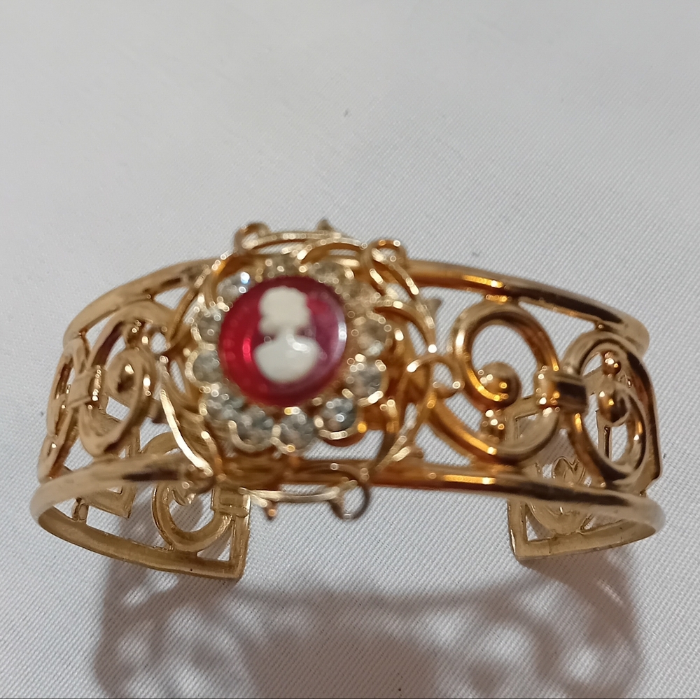 Vintage Coro Gold Cameo Bracelet - Picture 2 of 13